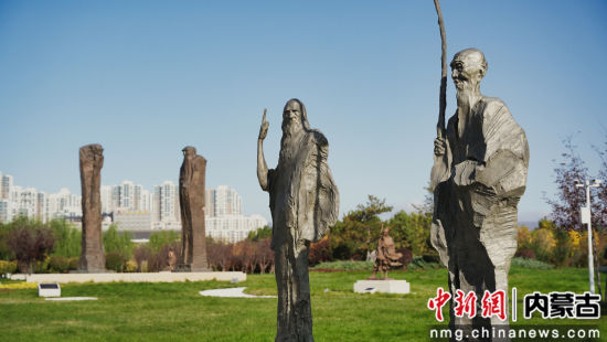 图为呼和浩特雕塑园雕塑作品《达·芬奇与齐白石》。不远处是表现孔子与老子对话的雕塑作品《问道》。 崔博群摄