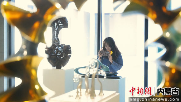 图为民众参观呼和浩特雕塑艺术馆。 崔博群摄