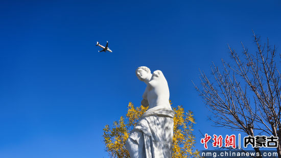 图为呼和浩特雕塑园，亚历山德罗斯的经典作品《米洛斯的维纳斯》。 呼和浩特国际雕塑园选址位于草原丝绸之路文化公园，原址是万伏高压线走廊，2016年高压线路系统埋入地下，建设成为东部区域的带状公园，南北长约5.5公里，占地面积约150公顷。崔博群摄