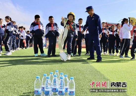 消防水带保龄球。袁佳乐摄影