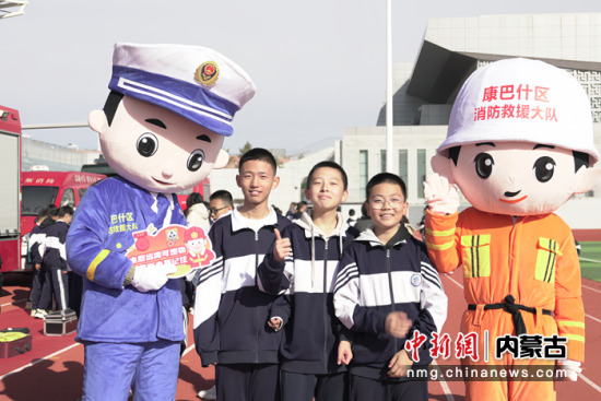 学生与消防ip人物合影。袁佳乐摄影